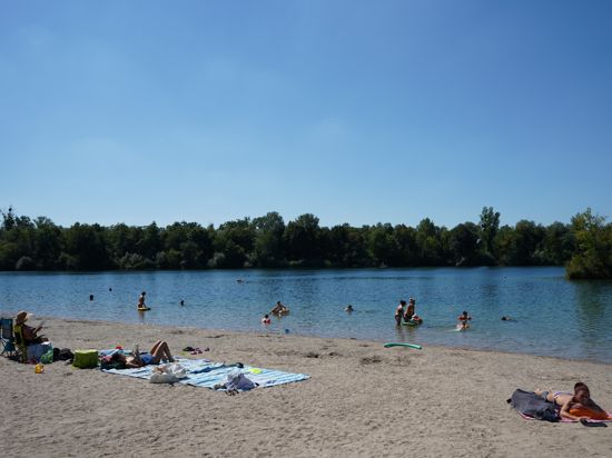 Badegäste am Strand und im Wasser des Badesees Streitköpfle in Linkenheim