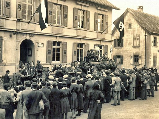 Versammlung vor dem Linkenheimer Rathaus 1936