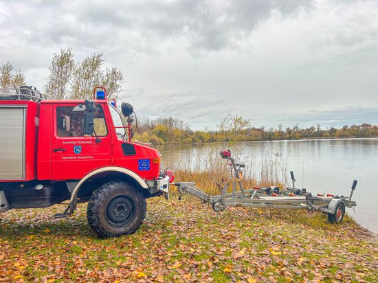 Ein Feuerwehrauto steht am Baggersee „Giesen“ zwischen Linkenheim-Hochstetten. 