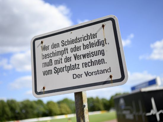 Ein Schild steht vor einem Fußballplatz