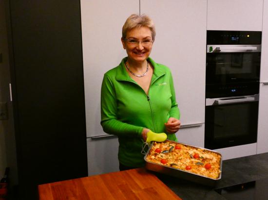 Kristina Imlauer, Ernährungswissenschaftlerin von der AOK Mittlerer Oberrhein, zeigt, wie sich Aufläufe als Meal Prep vorbereiten lassen.