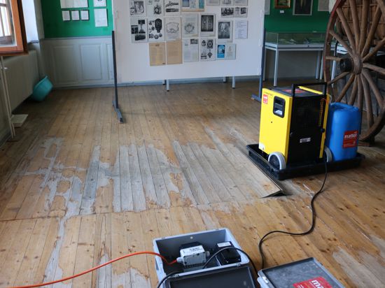 Wasserschaden:  Der Dielenfußboden im Hugenottensaal des Heimat- und Hugenottenmuseums Friedrichstal wurde durch auslaufendes Wasser aus den Heizungsrohren schwer beschädigt und muss erneuert werden