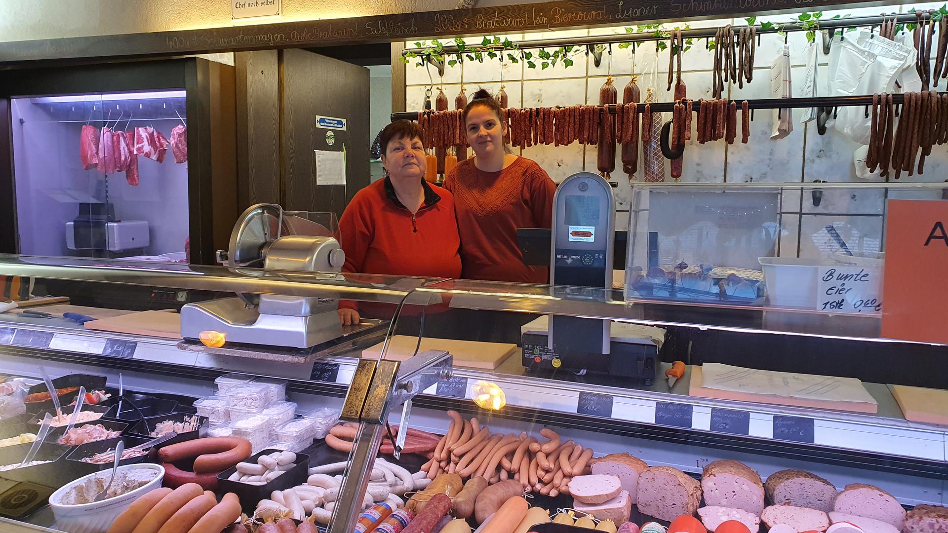 Zwei Verkäuferinnen in der Metzgerei Daurer 