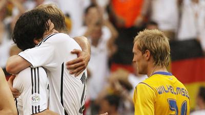 Michael Ballack (L) and Per Mertesacker of Germany celebrate the victory of the 2nd round match of the 2006 FIFA World Cup between Germany and Sweden in Munich, Germany, Saturday 24 June 2006, at right dejected Christian Wilhelmsson. Germany won 2-0. DPA/DANIEL KARMANN +++ Mobile Services OUT +++ Please refer to FIFA's terms and conditions +++ dpa-Bildfunk +++