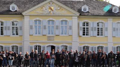Die Biker des Motorradclubs „Urban Bulldogs Against Kids Abuse“, Chapter Nordschwarzwald, stellt sich vor dem Schloss Stutensee auf.