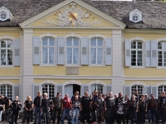 Die Biker des Motorradclubs „Urban Bulldogs Against Kids Abuse“, Chapter Nordschwarzwald, stellt sich vor dem Schloss Stutensee auf.