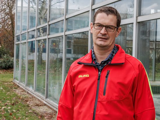 Ralf Berger, ehemaliger Technischer Leiter Ausbilder bei der DLRG-Ortsgruppe Spöck, steht vor dem Spöcker Hallenbad. Der Gemeinderat Stutensee hat am 11. Dezember die Stilllegung 2023 des Bades beschlossen. 