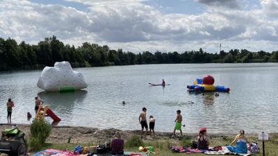 Viel Spaß im Wasser beim ersten Baggersee-Fest der DLRG Ortsgruppe Spöck anlässlich ihres 50-jährigen Jubiläums