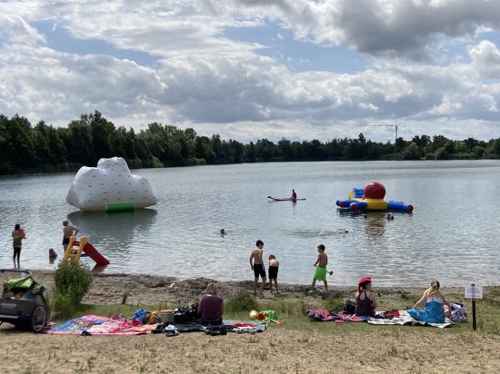 Viel Spaß im Wasser beim ersten Baggersee-Fest der DLRG Ortsgruppe Spöck anlässlich ihres 50-jährigen Jubiläums