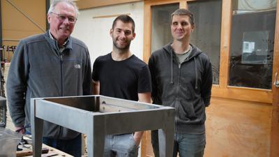 Alte und neue Firmenleitung: Jürgen Dornheim zusammen mit Kevin Zimmermann und Ralf Hornung in der Montage der Alfred Homberg GmbH in Stutensee. 