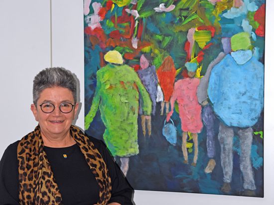 Oberbürgermeisterin Petra Becker aus Stutensee vor einem Gemälde der Künstlerin Andrea Prager-Schidt aus Friedrichstal in ihrem Amtszimmer.