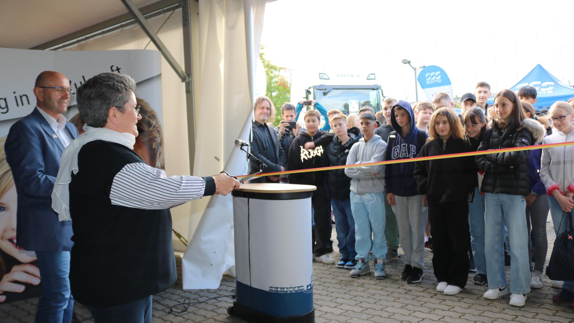 
Oberbürgermeisterin Petra Becker eröffnet die Ausbildungsmesse in Stutensee mit einem Schnitt durchs Band.