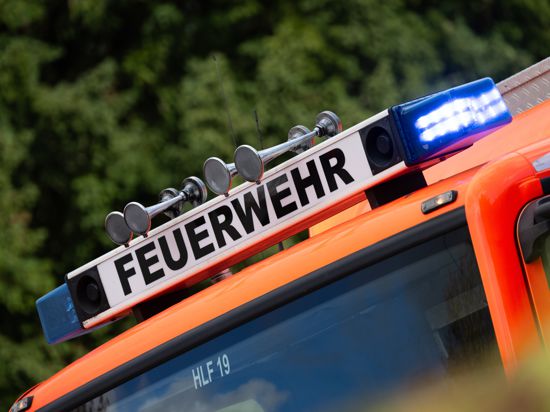 Blaulicht ist während eines Brandes auf einem Einsatzfahrzeug der Feuerwehr Stuttgart zu sehen. 