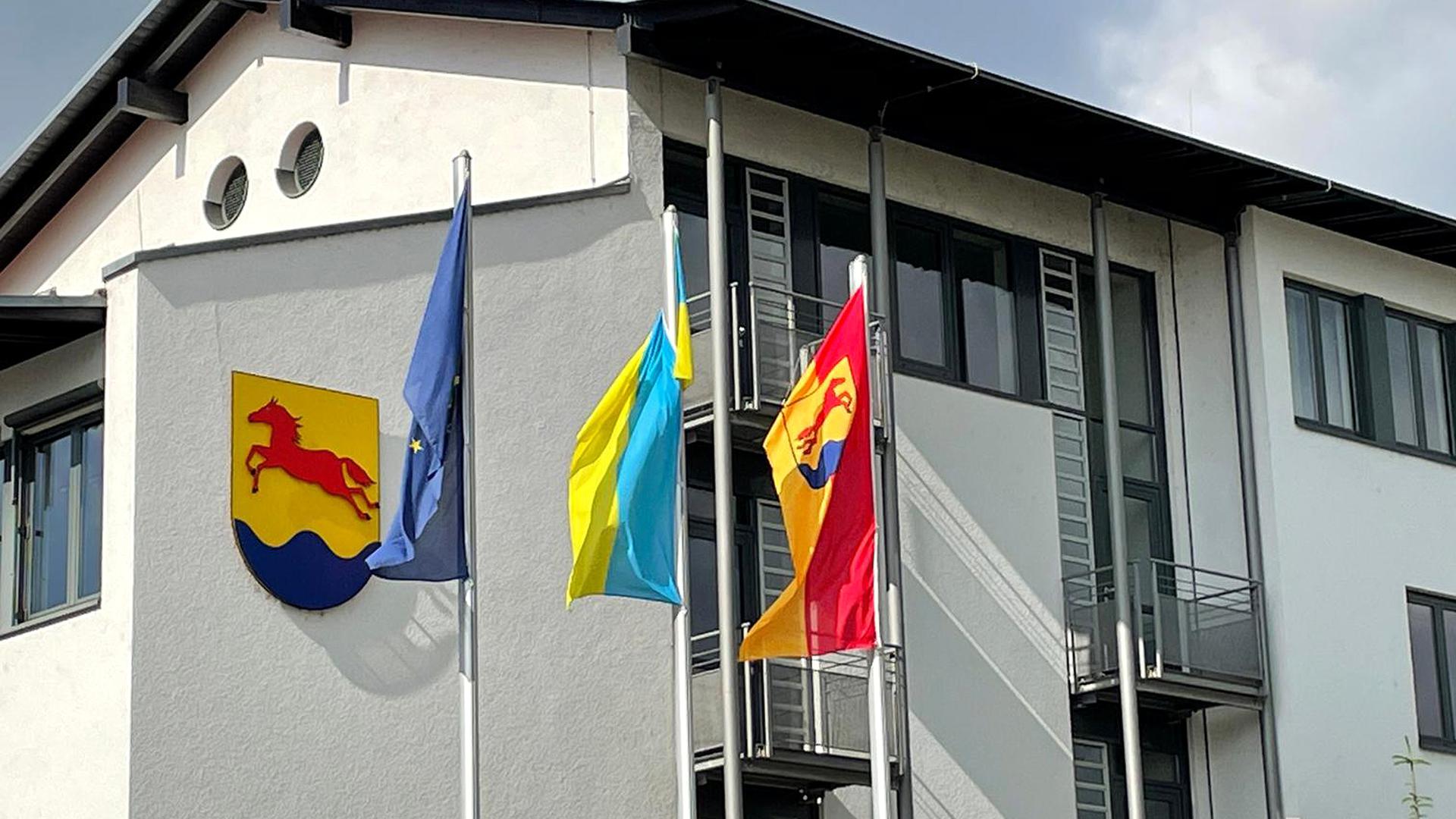 Flaggen vor dem Rathaus in Stutensee
