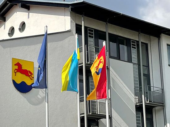 Flaggen vor dem Rathaus in Stutensee