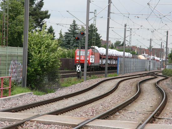 Auch kein Platz: In Friedrichtsal führt die Bahnstrecke mitten durch den Ort. Platz für zusätzöliche Gleise sieht die Bahn da nicht mehr. 