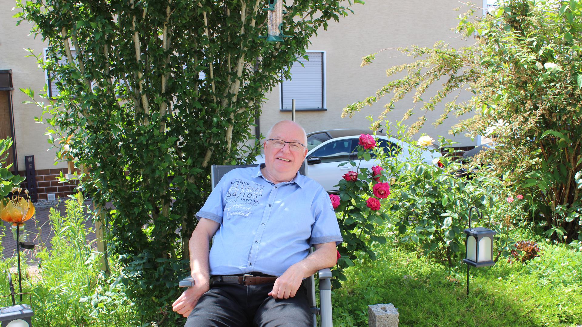 Harald Rayher sitzt auf einem Gartenstuhl