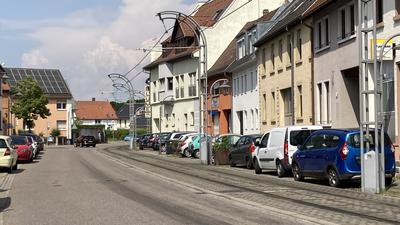 Das Fotos zeigt die Hauptstraße in Stutensee-Blankenloch: zugeparkte Gehwege und eingeengte Fahrbahn.