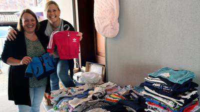 Kinderbekleidung ist die am meisten gefragte Ware, die beim Hofflohmarkt in Blankenloch angeboten wird, berichten die Verkäuferinnen Kerstin Grimm und Vanessa Stitou.