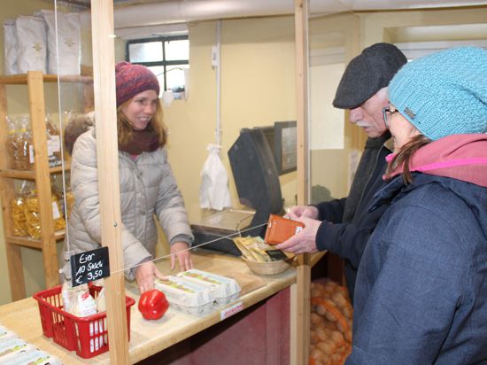 Die Kunden im Pfinzhof Hauth in Stutensee-Staffort finden die Proteste der Bauern absolut berechtigt. Sie kaufen gezielt saisonale und regionale Lebensmittel bei Verkäuferin Julia Kehrer ein.                                                                       