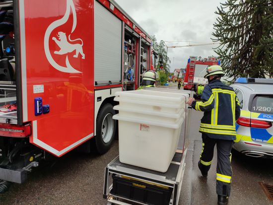 Einsatz in Stutensee: Feucht gewordene Chlortabletten waren die Ursache, dass Feuerwehr und Polizei ausrückten. Ob Chlorgas ausgetreten ist, konnte die Polizei auf Anfrage der BNN noch nicht sagen. 