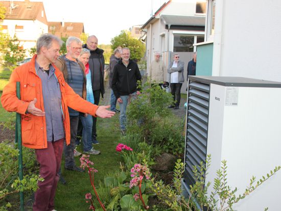 Energieexperte Christoph Mayer und Grünen-Stadtrat Volker Stelzer (von links) erläutern an einem Haus in der Blankenlocher Bachstraße die energetischen Einbauten – hier die Wärmepumpe.