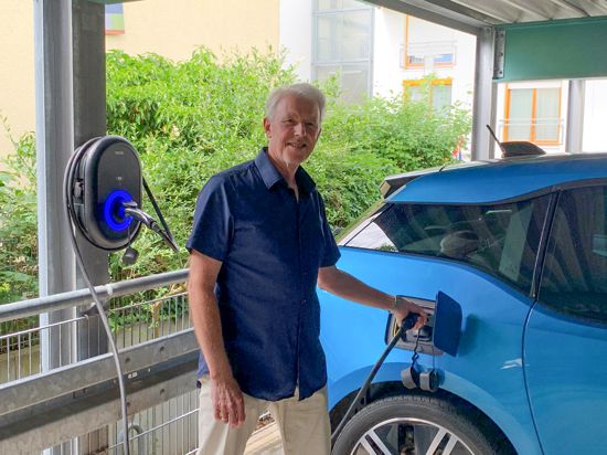 Einfach Aufgeladen: In der Regel schließt Jürgen Conrads aus Stutensee-Blankenloch sein blaues Elektroauto über Nacht an die private Ladestation an. 