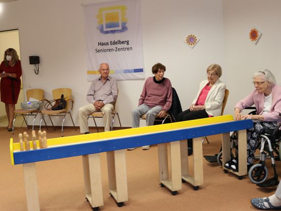 Spaß und Abwechslung: Tischkegeln ist ein Element des vielseitigen Beschäftigungsprogramms, das die Seniorenheime ihren Bewohnerinnen und Bewohnern anbieten