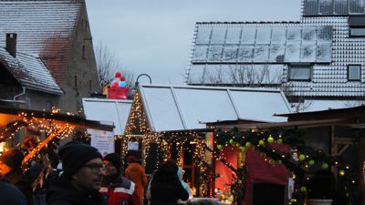 Schneebedeckte Dächer sorgen auf dem kleinen Weihnachtsmarkt in Staffort für die richtige Kulisse.