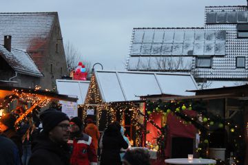 Schneebedeckte Dächer sorgen auf dem kleinen Weihnachtsmarkt in Staffort für die richtige Kulisse.