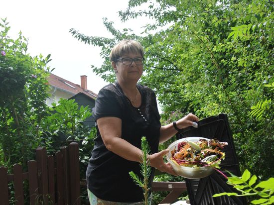 Frau mit Bioabfällen im Garten