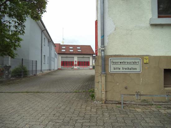 Eng wird es immer wieder an der Einfahrt des Feuerwehrgerätehaus in Stutensee-Friedrichstal.