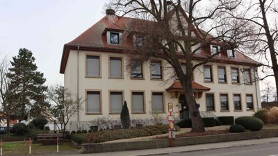 Ein stattlicher Amtssitz für den Rußheimer Ortsvorsteher ist das frühere Rathaus des Dorfes. Nico Reinacher möchte auch nach dem 9. Juni noch Ortsvorsteher sein.