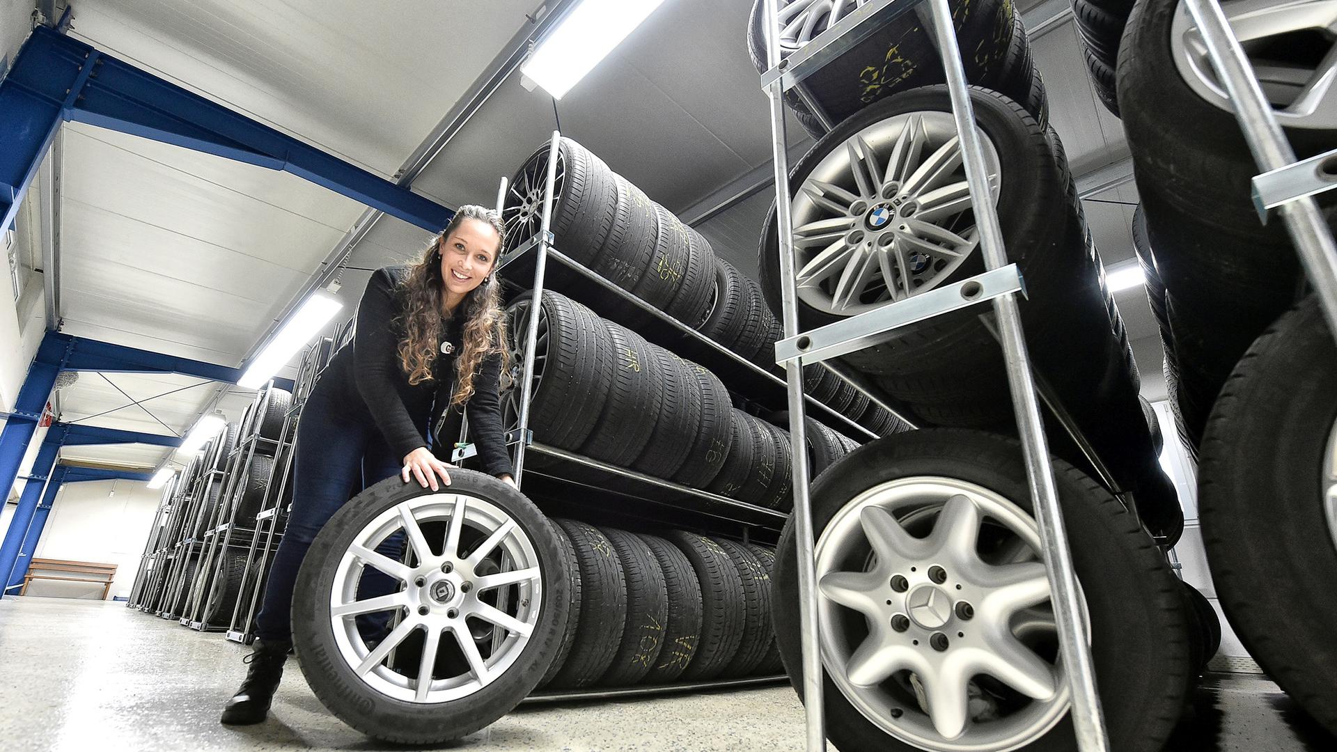 Laura Hechler aus Stutensee erklärt, dass beim Reifenwechsel das Gros der Kunden bis Ende Oktober oder Anfang November mit warten würden. 