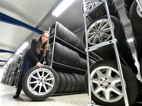 Im Lager: Laura Hechler aus Stutensee erklärt, dass beim Reifenwechsel das Gros der Kunden bis Ende Oktober oder Anfang November mit warten würden. 
