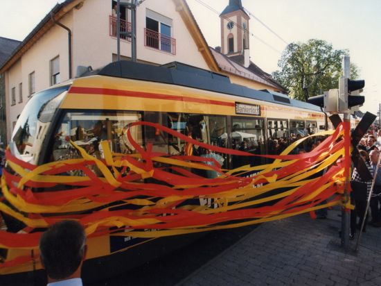 Premiere: Der erste Stadtbahnwagen durchtrennt das gelb-rote Band. Die neue Linie S2 ist offiziell eröffnet. 