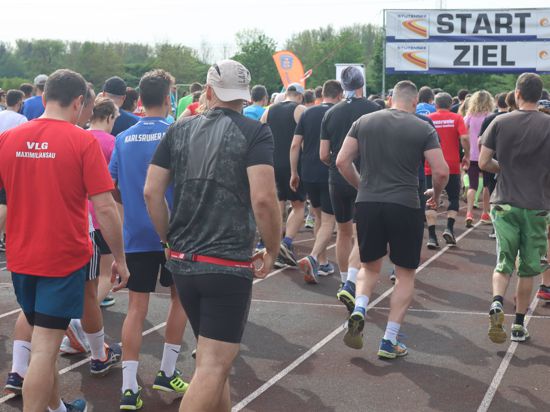 250 Läuferinnen und Läufer machen sich am Sonntag auf die zehn Kilometer beim Stutenseer Stadtlauf. Viele haben ihr Sportvereins-Logo auf dem Shirt.