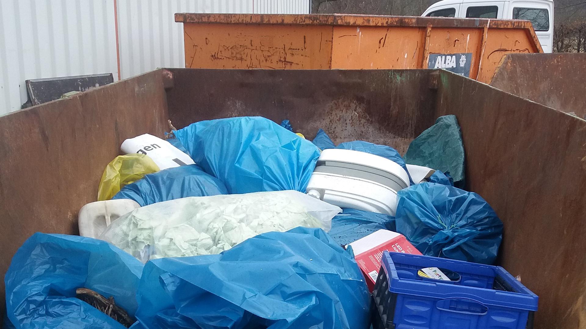 Müllcontainer mit Müllsäcken