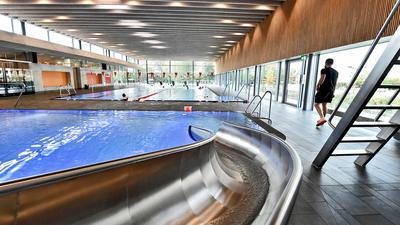 Schwimmbecken im Hallenbad Stutensee mit Badegästen, rechts der Schwimmmeister Marco Schlimm, der das Schwimmen beaufsichtigt.