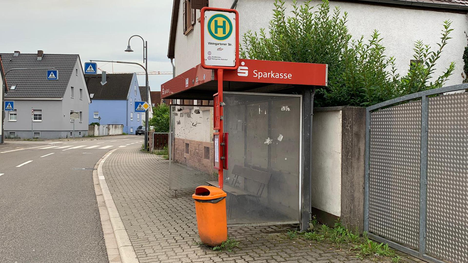 Verwaiste Bushaltestelle: In der Weingartener Straße in Stutensee-Staffort halten seit 13. Juni nur noch Schulbusse. 