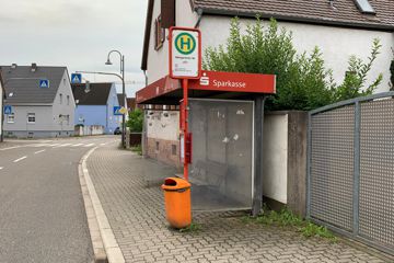 Verwaiste Bushaltestelle: In der Weingartener Straße in Stutensee-Staffort halten seit 13. Juni nur noch Schulbusse. 