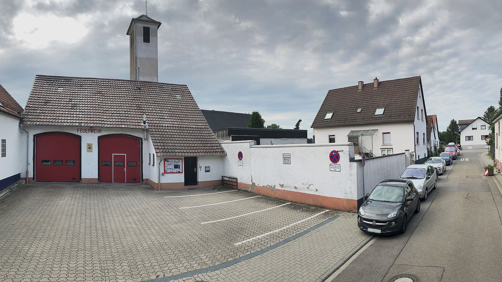In Stutensee-Staffort befindet sich das Feuerwehrgerätehaus in einer Tempo-30-Zone in der sehr schmalen Blankenlocher Straße, die durch einen Blumenkübel zusätzlich verkehrsberuhigt wurde.  