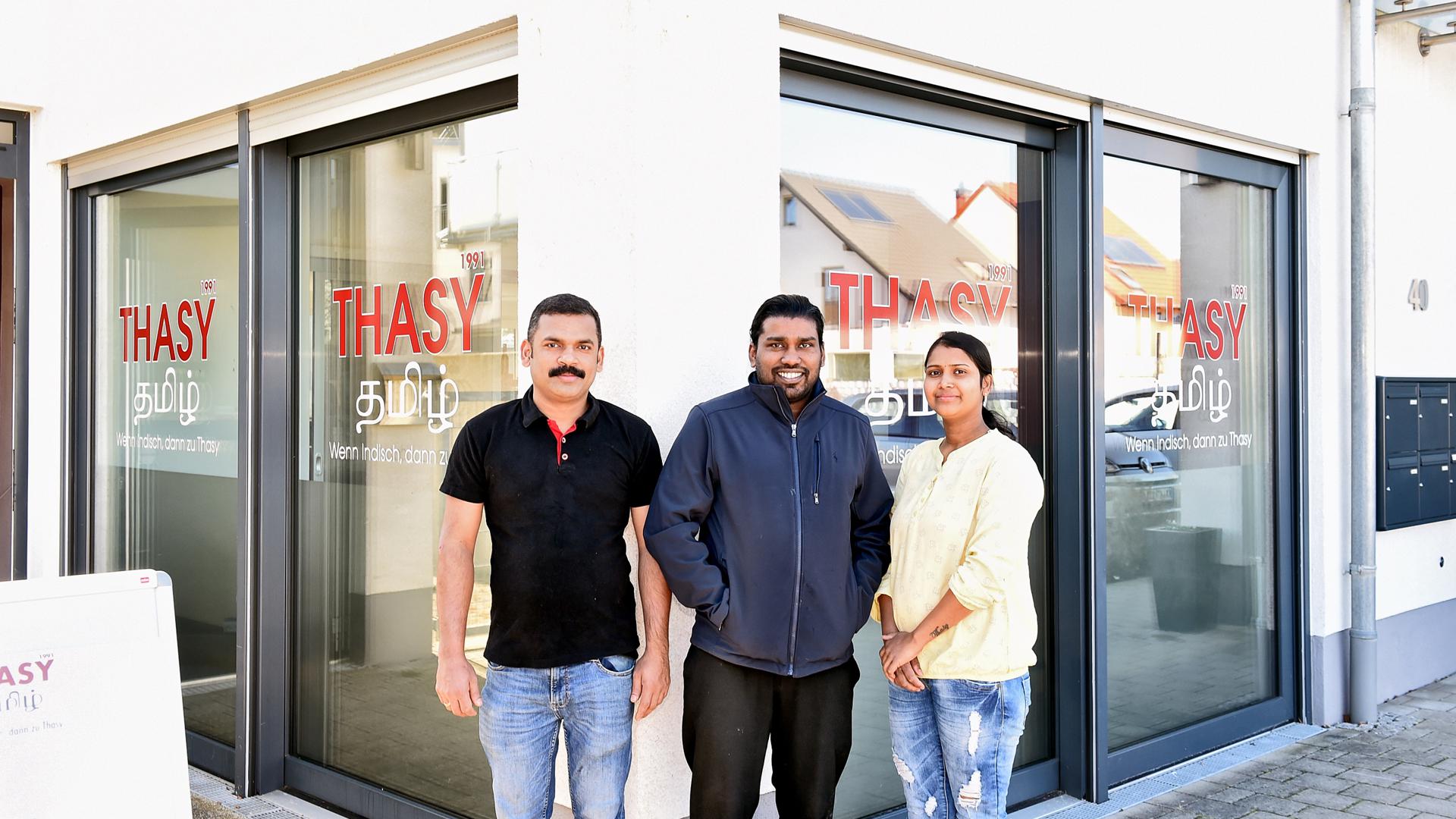 Thasy Kugasingam (Mitte) mit seiner Frau Jeevitha Kugasingam und Koch Jills Jones vor seinem Restaurant in Stutensee-Friedrichstal.