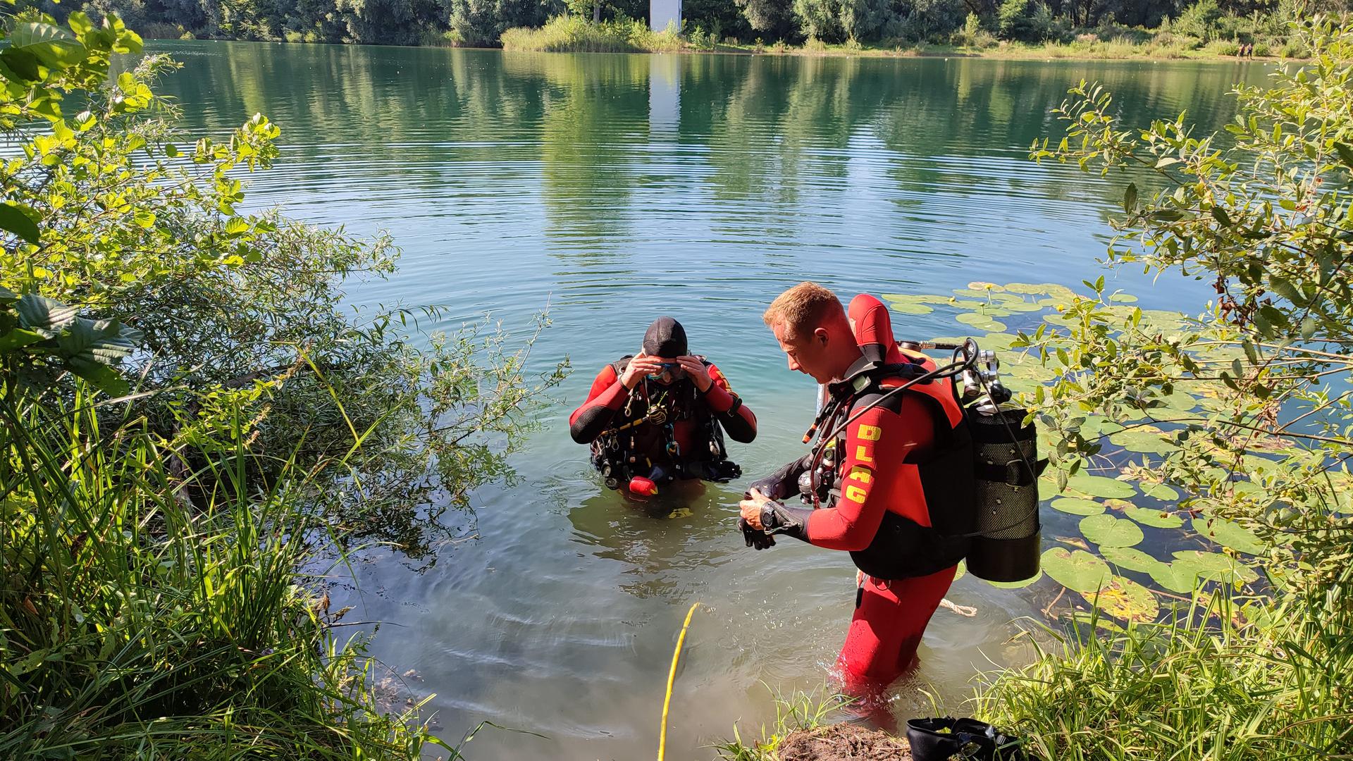 Feuerwehr, DLRG und Polizei haben am Baggersee in Stutensee-Staffort nach einer Person gesucht. 