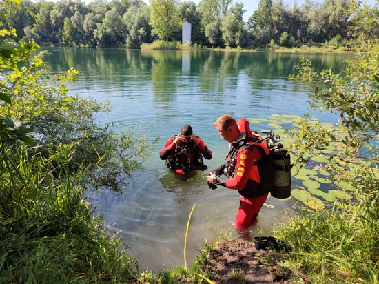 Feuerwehr, DLRG und Polizei haben am Baggersee in Stutensee-Staffort nach einer Person gesucht. 