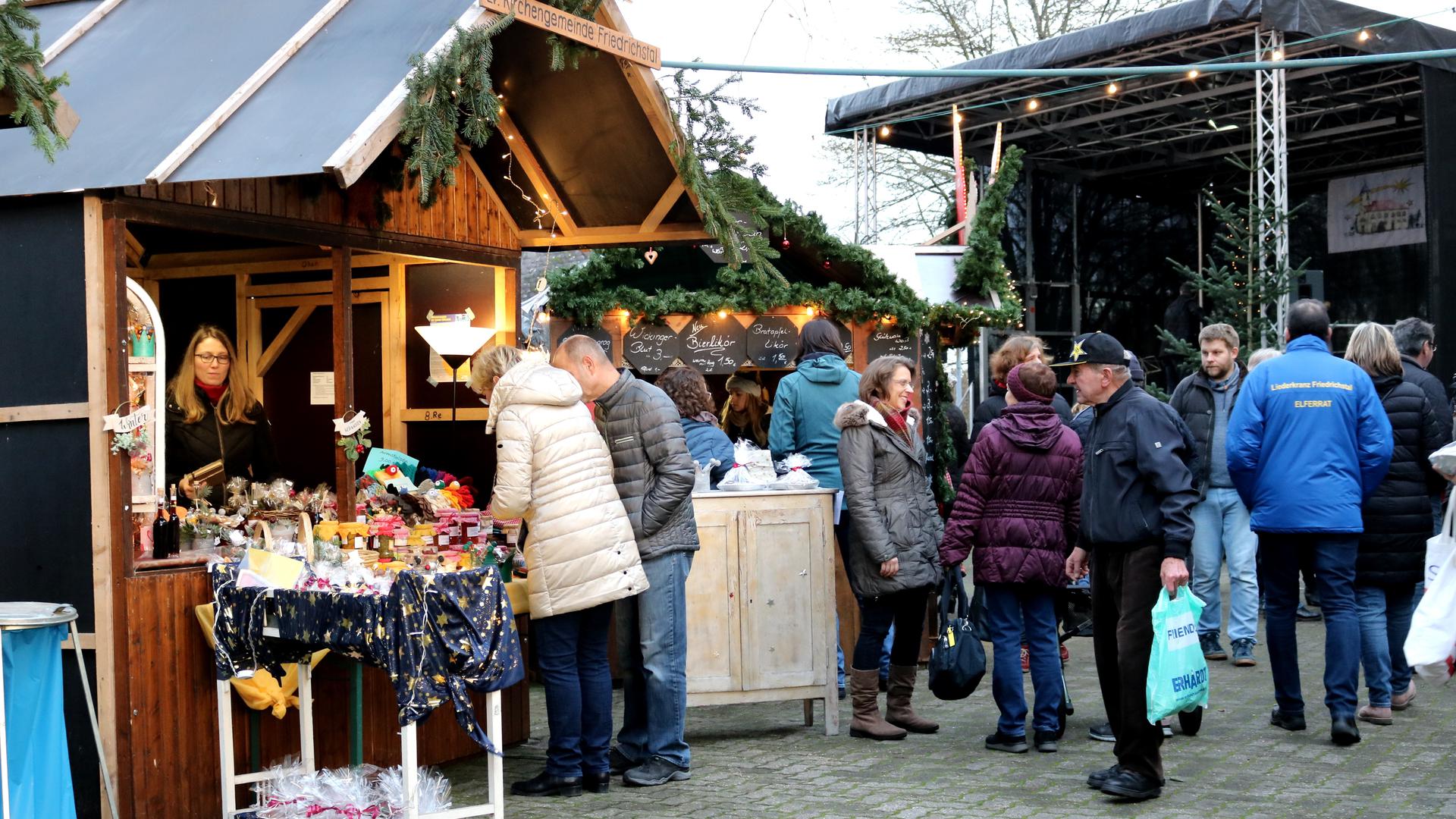 Leute, Buden, Weihnachtsmarkt in Friedrichstal