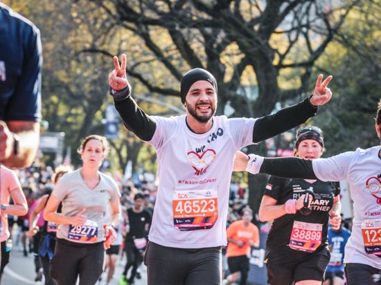 Cao Dos Santos Gomes läuft beim New-York-Marathon über die Ziellinie.