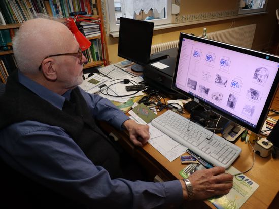 Wilfried Süß  aus Staffort sitzt vor seinem Computer