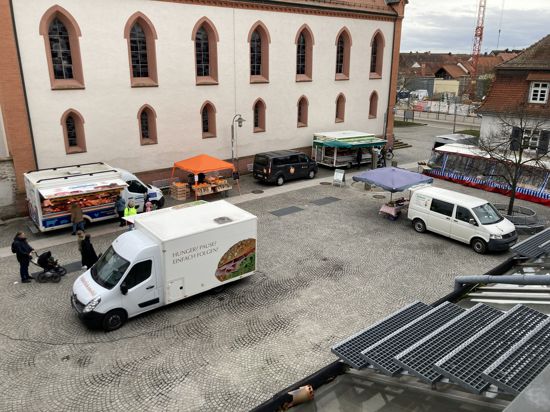 In Blankenloch findet der Wochenmarkt seit Jahren samstags am Neuen Markt in der Ortsmitte neben der Michaeliskirche statt.