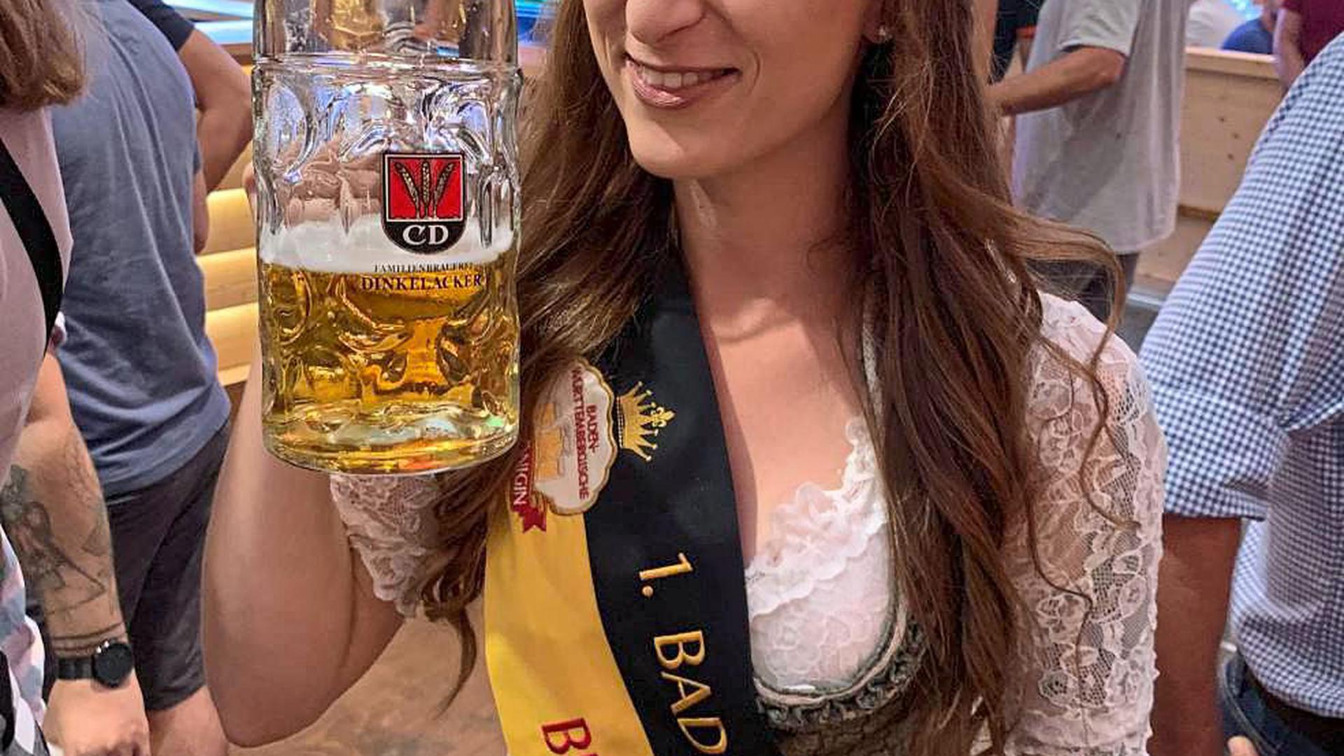 Prosit: Mindestens bis Mai wird Laetitia Nees auf dem „Thron“ als Baden-Württembergs erste Bierkönigin sitzen. Ihre Amtszeit könnte aber auch verlängert werden.